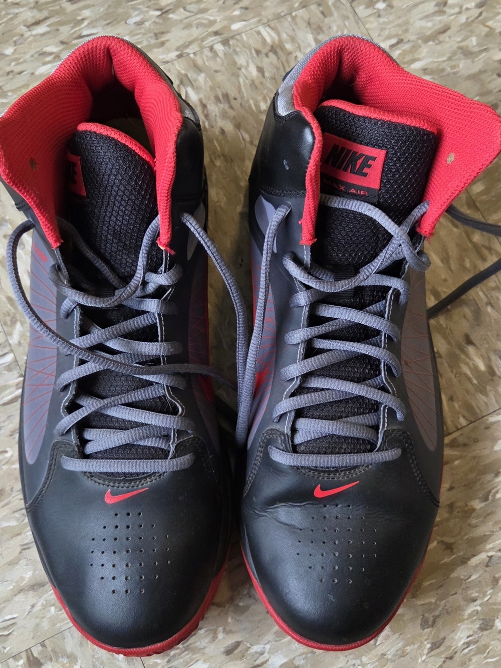 NIKE Air Max ACTUALIZER 11 622041-001 Basketball Shoes Sz 13 Black/gray/red